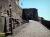 Bitche - Inclinato strada asfaltata che conduce all'ingresso della cittadella