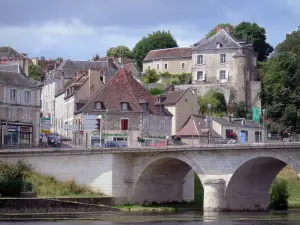 Le Blanc - Brücke über dem Fluss Creuse und Häuser der Stadt;  im Creuse-Tal, im Regionalen Naturpark Brenne