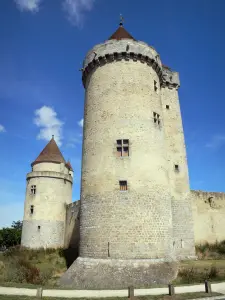 Blandy - Bergfried und Turm der mittelalterlichen Burg