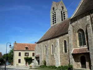 Blandy - Bell tower of the Saint-Maurice church, lamppost and house of the village