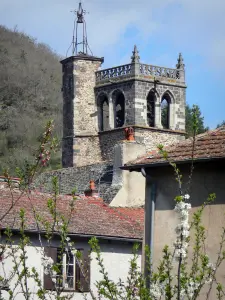 Blesle - Saint-Martin bell tower and houses of the village