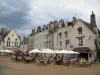 Blois - Casas e cafés terraços da Praça do Castelo com um céu tempestuoso