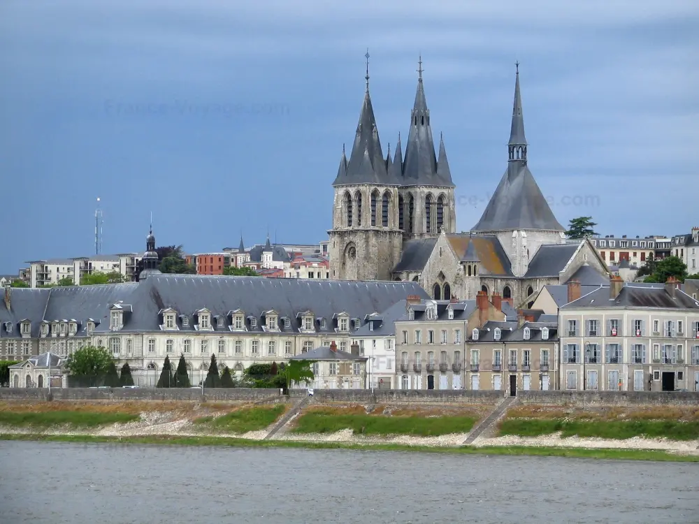 Blois - Église Saint-Nicolas (ancienne église abbatiale Saint-Laumer), bâtiments et maisons de la ville, fleuve (la Loire) et ciel orageux