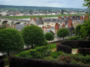 Blois - Gärten des Bistumes mit Blick auf die Häuser der Stadt, die Brücke und den Fluss (die Loire)