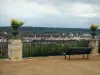 Blois - Terraço jardim do Évêché com bancada e flores com vista para as casas do outro lado