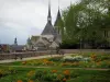 Blois - Blühender Garten in der Nähe des Platzes Château, mit Blick auf die Kirche Saint- Nicolas