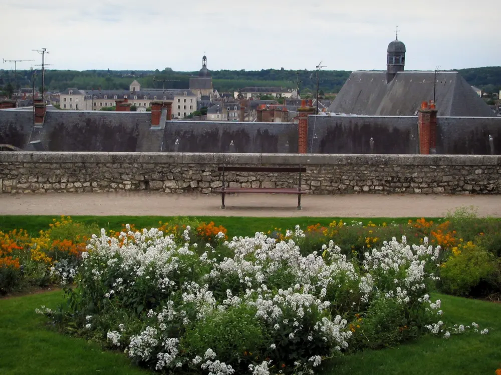 Blois - Fleurs et banc du jardin situé à proximité de la place du Château avec vue sur les maisons de la ville