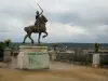Blois - Terrasse der Gärten des Bistumes mit Statue von Jeanne d'Arc, bewölkter Himmel