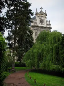 Blois - Kirche Saint-Vincent und Garten geschmückt mit Bäumen