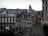 Blois - Teil des Schlosses (rechts), Kathedrale Saint-Louis im Hintergrund und Häuser der Altstadt