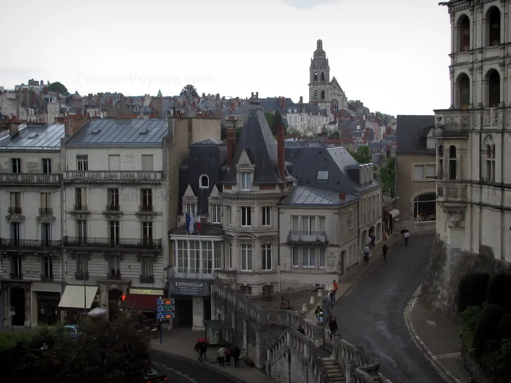 Blois - Partie du château (à droite), cathédrale Saint-Louis en arrière-plan et maisons de la vieille ville