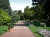 Blumenpark La Source - Allee gesäumt von Blumen, Rasen und Bäumen