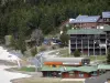 Bolquère-Pyrénées 2000 - Belvedere telesilla (telesilla), fachadas de edificios de la localidad y el bosque en la Cerdanya, en el Parque Natural Regional del Pirineo catalán