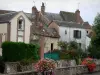 Bonneval - Maisons du village avec leurs jardins, fleurs ; dans la Beauce