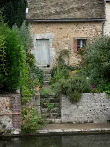 Bonneval - Maison et son jardin fleuri (fleurs) au bord de l'eau (rivière Loir) ; dans la Beauce