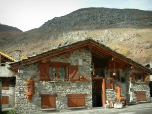 Bonneval-sur-Arc - Haus aus Stein (Chalet) des Dorfes und Berg, in der Haute-Maurienne (Nationalpark Vanoise)