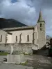Bonneval-sur-Arc - Fuente y de la iglesia del pueblo de Saboya con un cielo nublado, en la Haute-Maurienne (Parque Nacional de Vanoise)