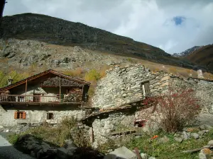 Bonneval-sur-Arc - Ruinen eines Baus, Haus aus Stein mit einem Holzbalkon, Berg, in der Haute-Maurienne (Nationalpark Vanoise)