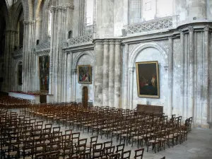 Bordeaux - Binnen in de kathedraal Saint- Andre schip