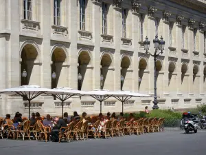 Bordeaux - Fassade des Grand Théatre (grosses Theater, Oper) und Strassencafé