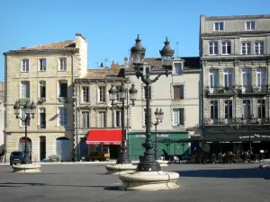 Bordeaux - Gevels van huizen, straatverlichting en eetcafe in plaats van Canteloup