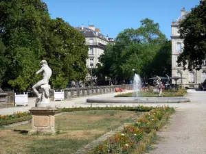 Bordeaux - Blumenbeete, Standbilder und Springbrunnen der öffentlichen Gartenanlage