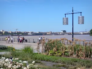 Bordeaux - Blumenbeet und Strassenleuchte des Gartens Lumière mit Blick auf die Garonne