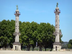 Bordeaux - Rammspornen Säulen der Esplanade Quinconces