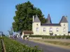 Bordeaux Weinanbaugebiet - Schloss Abel Laurent, Weinanbau von Margaux, und Teilnehmer der Radwanderung La Médocaine durchfahrend die Strassen des Medoc Weinanbaus