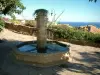 Bormes-les-Mimosas - Brunnen mit Blick auf die Dächer der Häuser des Dorfes und das Mittelmeer