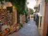 Bormes-les-Mimosas - Empinada calle llena de tiendas de souvenirs