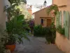 Bormes-les-Mimosas - Häuser des Dorfes mit Sträuchern, Blumen und Bougainvilleas