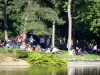 Bosque de Boulogne - Descansando en el césped junto al estanque St. James