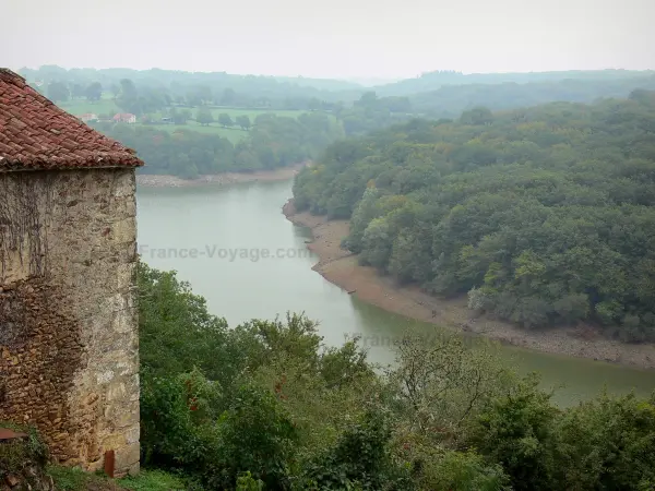 Bosque de Mervent-Vouvant - Edificio de piedra con vistas al lago Mervent (retención de agua Mervent presa) y árboles forestales