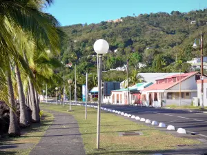 Bouillante - Promenade met palmbomen en lantaarnpalen