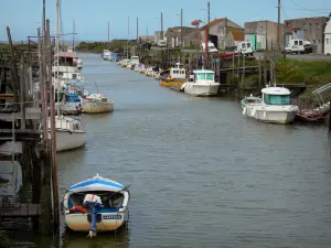 Bouin - Champs port: moored boats and stilts