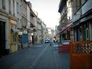 Boulogne-sur-Mer - Stad straat met hoge huizen en restaurants