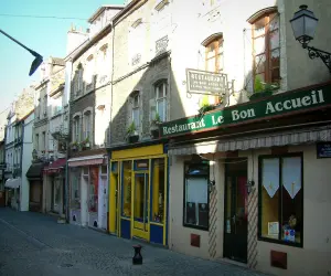 Boulogne-sur-Mer - Case della parte alta della città con negozi e ristoranti