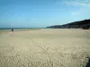 Boulogne-sur-Mer - Sandy beach, the Channel (sea) and houses in background