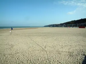 Boulogne-sur-Mer - Sandy strand, de zee (Engels Kanaal) en huizen op de achtergrond
