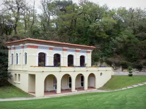 Le Boulou - Spa: Baños termales en el frente de un verde