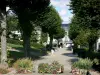 Bourbon-l'Archambault - Parc thermal agrémenté d'arbres, de fleurs et de bancs