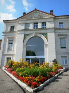 Bourbon-l'Archambault - Façade des Thermes (établissement thermal) et parterre de fleurs