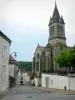 Bourbonne-les-Bains - Toren van de kerk van Onze Lieve Vrouw van de Assumptie en huizen van de spa