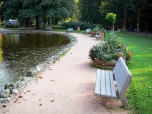 La Bourboule - Spa resort: Fenestre park, benches alongside the pond