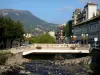 La Bourboule - Pont enjambant la rivière Dordogne, bâtiments de la station thermale et montagne ; dans le Parc Naturel Régional des Volcans d'Auvergne, dans le massif des monts Dore