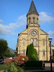 La Bourboule - Station thermale : façade de l'église Saint-Joseph, arbres et fleurs