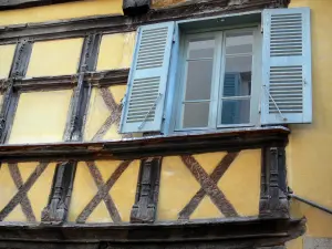 Bourg-en-Bresse - Fenêtre et pans de bois d'une maison