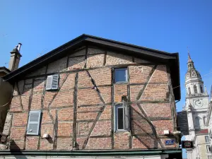 Bourg-en-Bresse - Façade d'une maison à pans de bois et briques, et clocher de la co-cathédrale Notre-Dame