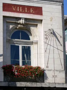 Bourg-en-Bresse - Fenêtre fleurie et cadran solaire de l'hôtel de ville